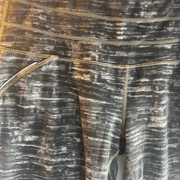 Athleta capri leggings Variance shades of grey/black Reflector size Small-womans - Picture 5 of 6